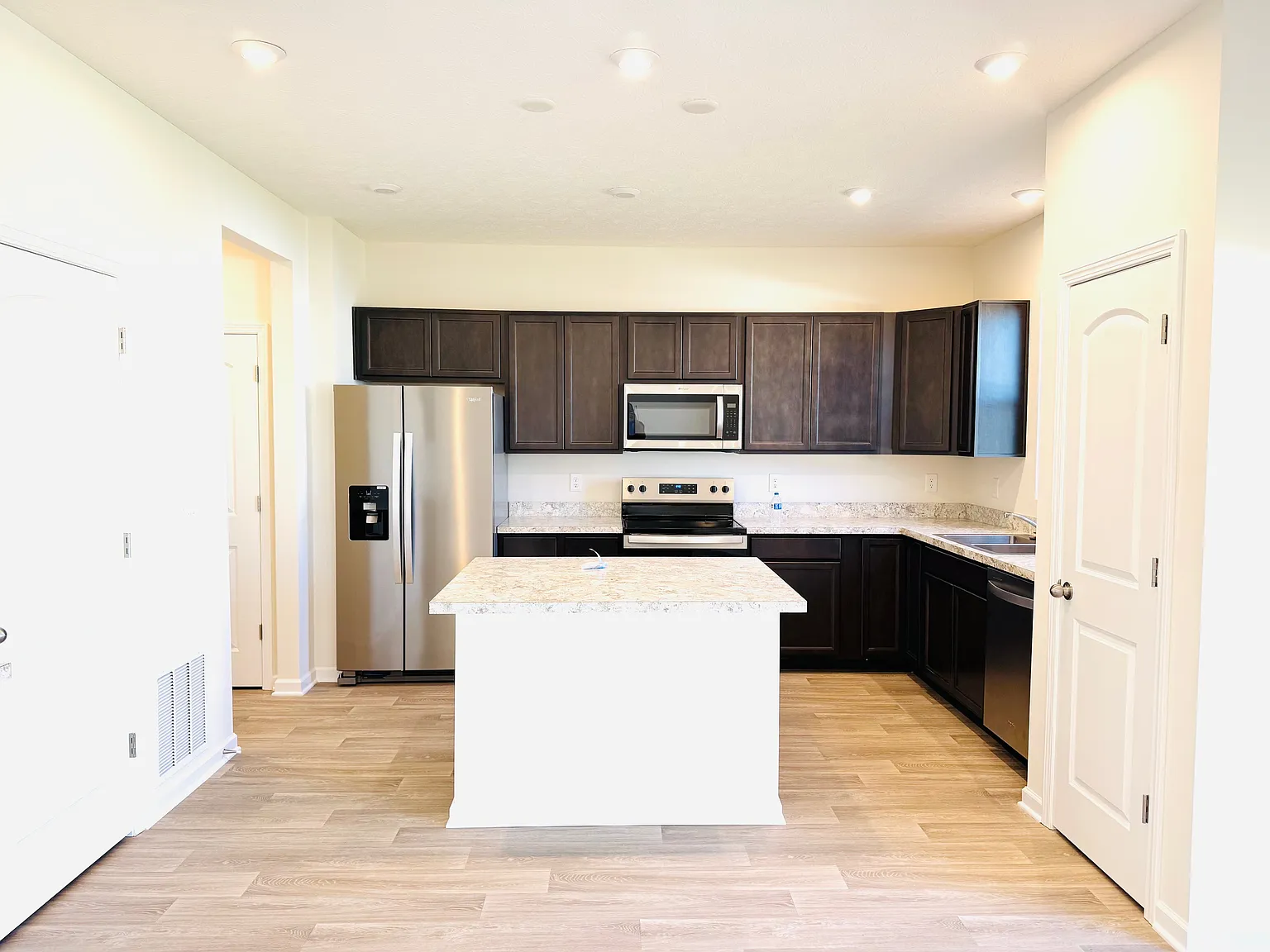 4 bed, 2.5 bath, 2464 sqft, $2,999 — Photo 2