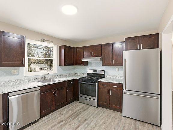 4th image of 108 Lake Deerbrook Drive