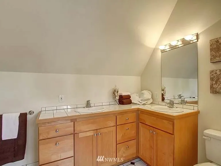 669 W Emerson St — Photo 9