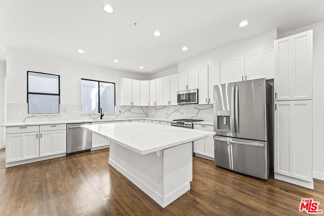 4 bed, 3.0 bath, 3210 sqft, $8,250 — Photo 4