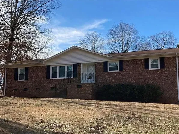 131 Brookwood Dr, Seneca, SC 29678