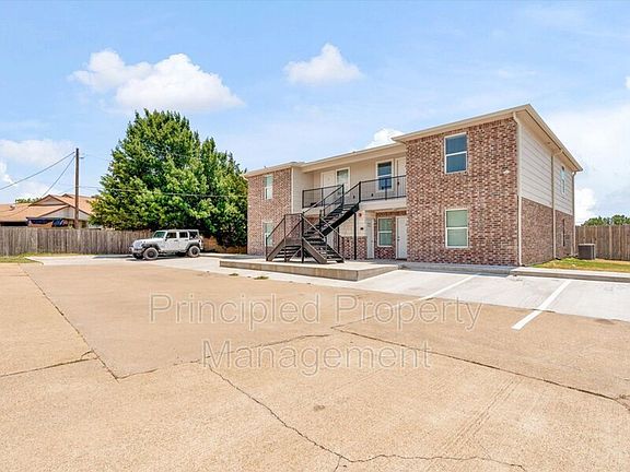 3rd image of 1406 Courtney Pl #C