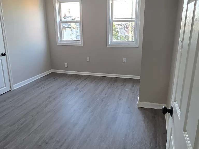 2521 E Madison St — Photo 7