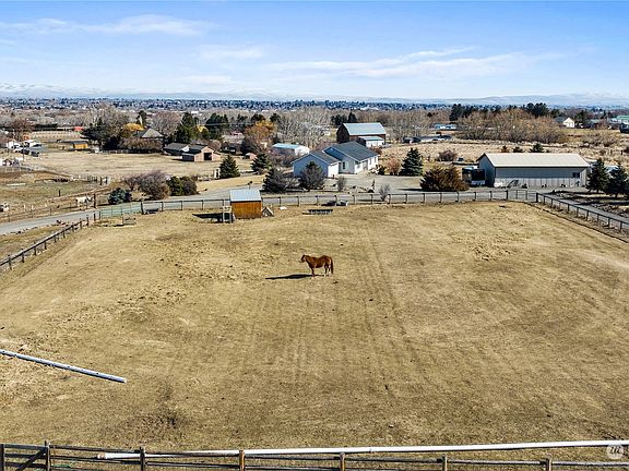 Horse Pasture with Loafing Shed>