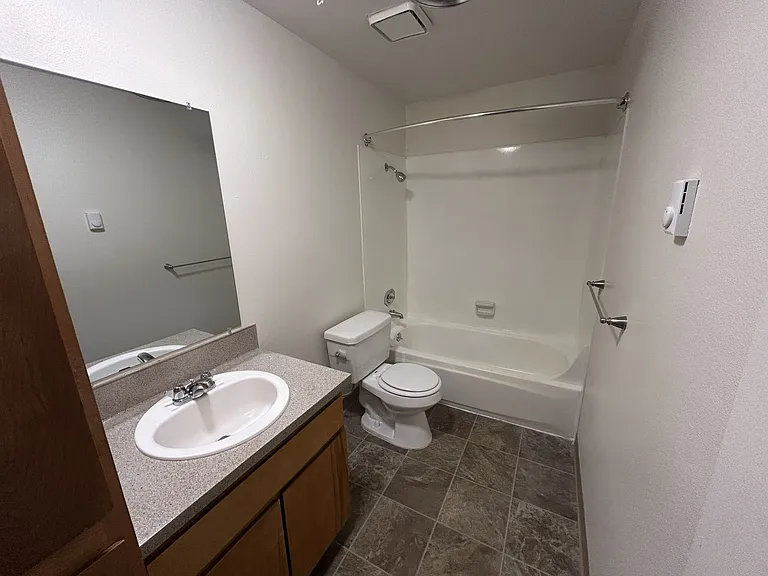 Eagle Pointe Apartments — Photo 21