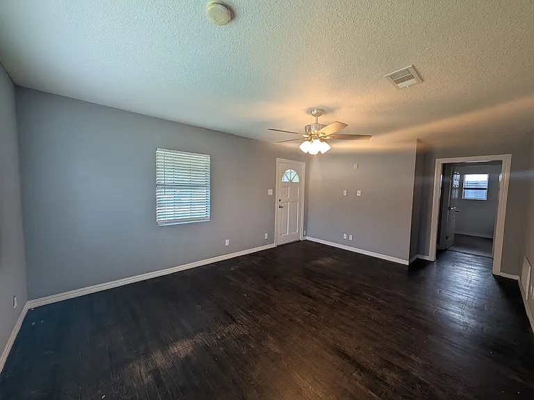 320 N Colbert St — Photo 2