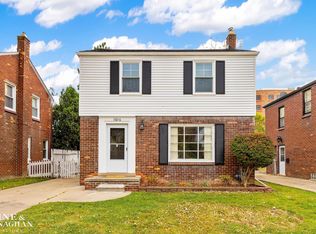 19216 Raymond St, Grosse Pointe Woods, MI 48236