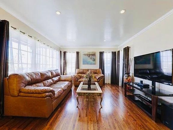 2nd image of 10916 S Wilton Pl