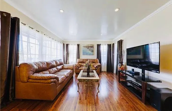10916 S Wilton Pl — Photo 2