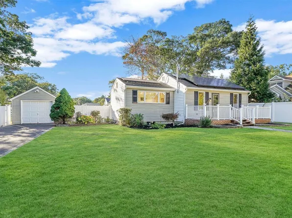 20 Oriole Place, Farmingville, NY 11738