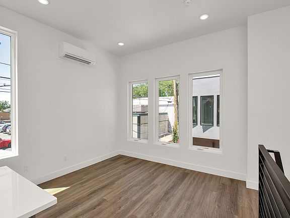 3rd image of 833 W Emeril Ave