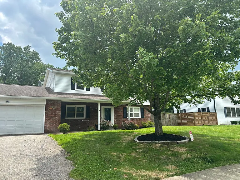 2212 E Queens Way — Photo 2