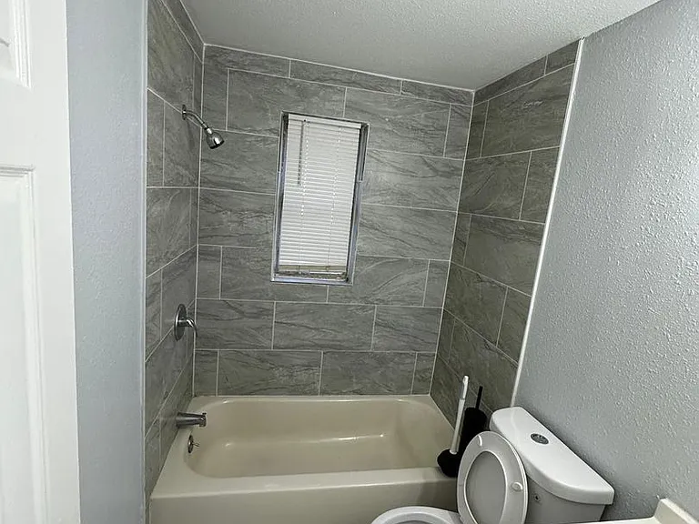 917 W 30th St — Photo 22