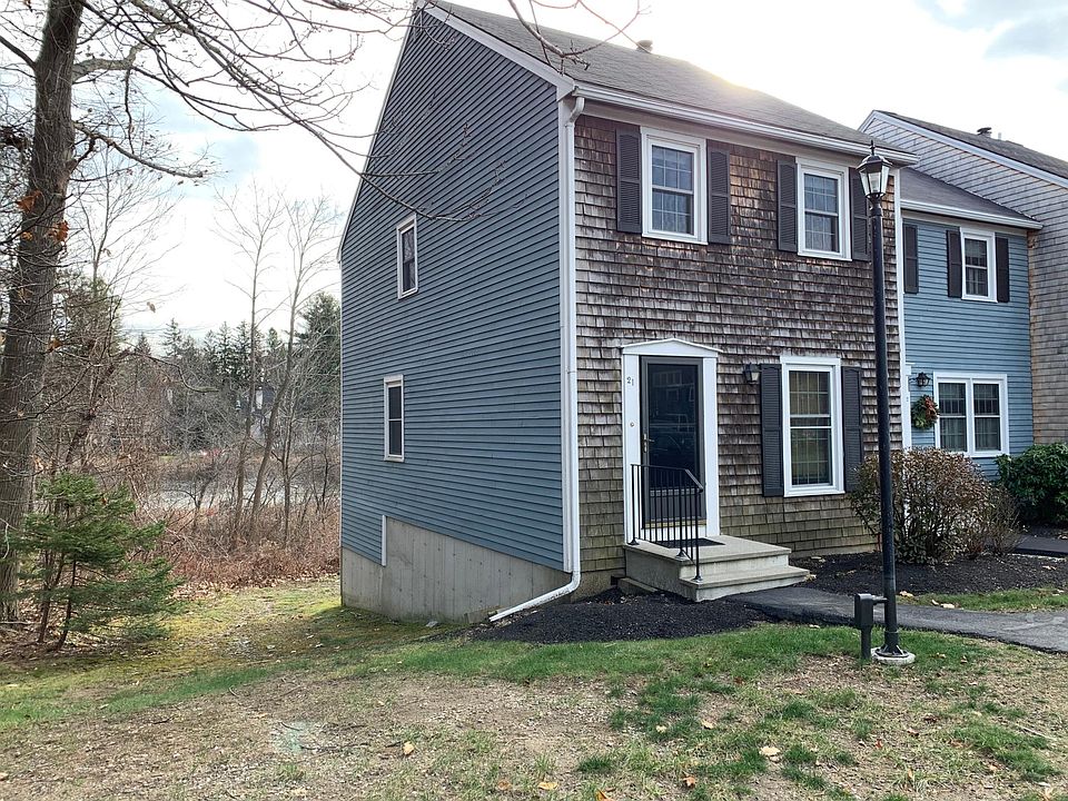 Last end-unit facing pond, very quiet and private!