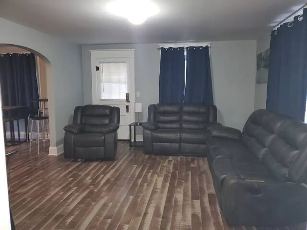 3 bed, 1602 sqft, $2,200 — Photo 2