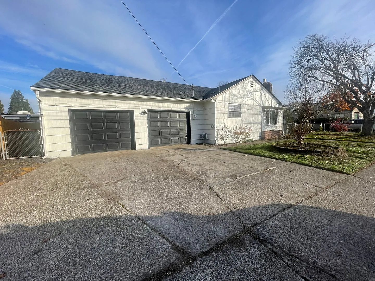 Charming 3 Bedroom Home Lebanon Home with Large Fenced Yard! — Photo 2