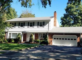 32 Vermont Dr, Paramus, NJ 07652