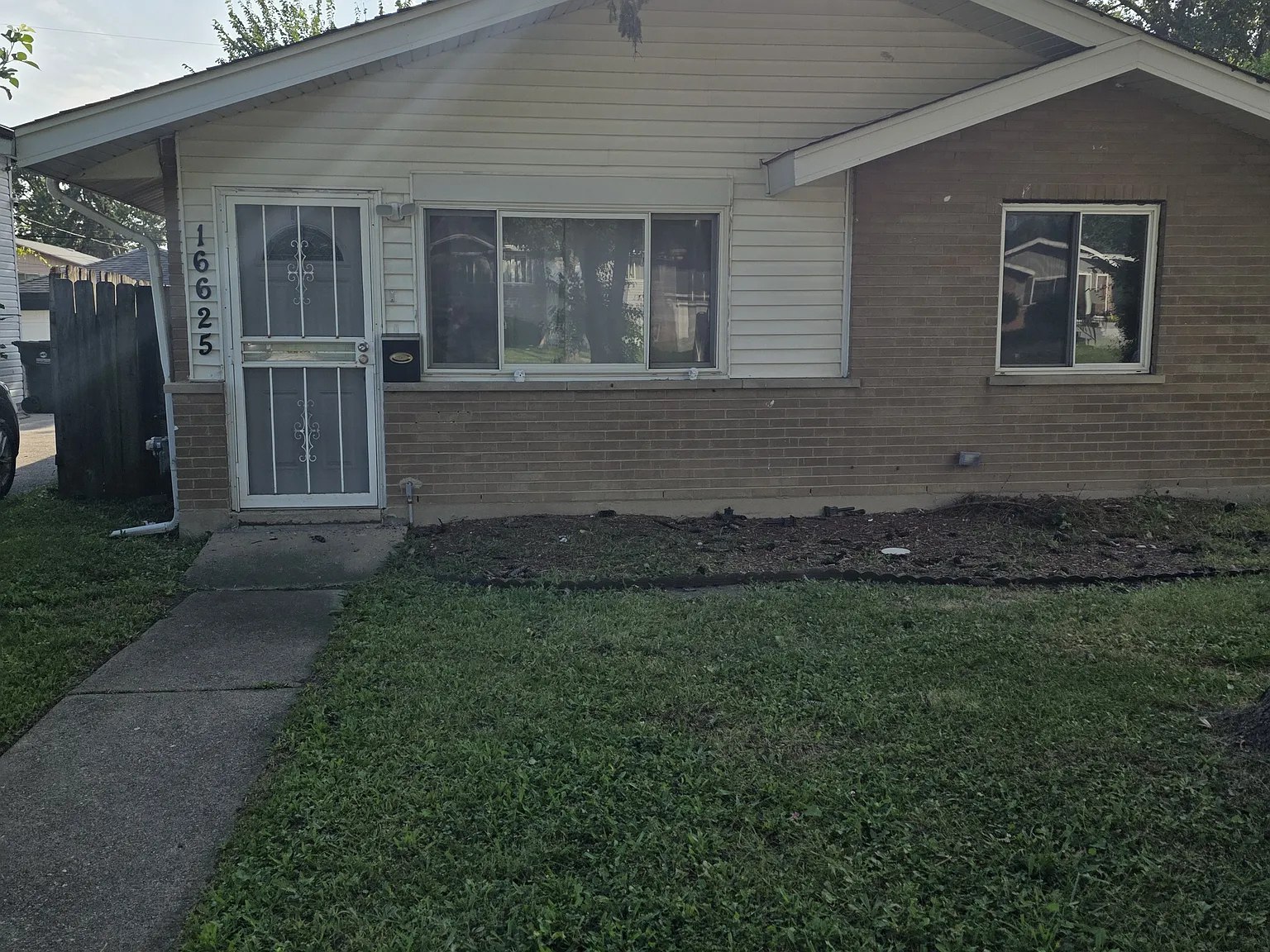 3 bed, 1.5 bath, 1040 sqft, $2,295 — Photo 1