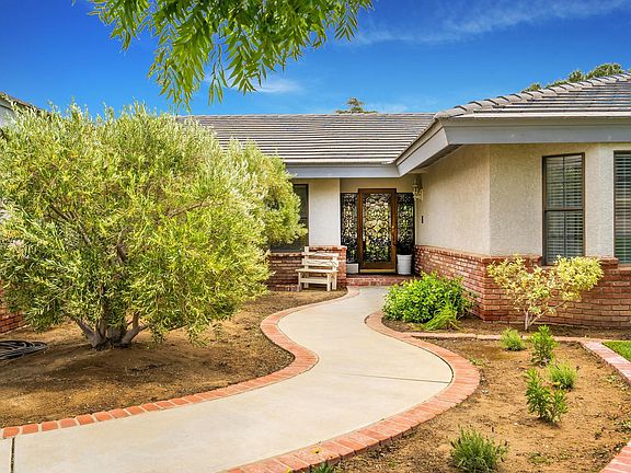 41744 Misha Ln Quartz Hill CA-large-002-