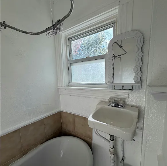 328 336 5th St Unit 1 Fall River Spacious 2 Bedroom in Corky Row Historic District! Great Location — Photo 24