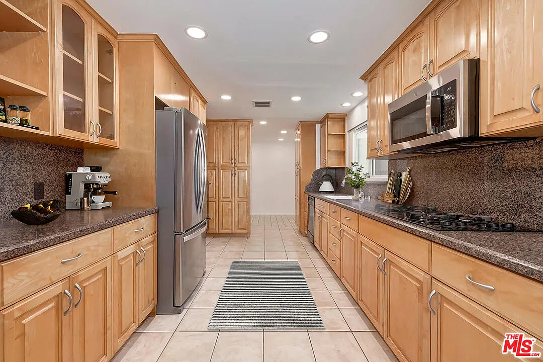 3 bed, 2.5 bath, 2122 sqft, $8,950 — Photo 4