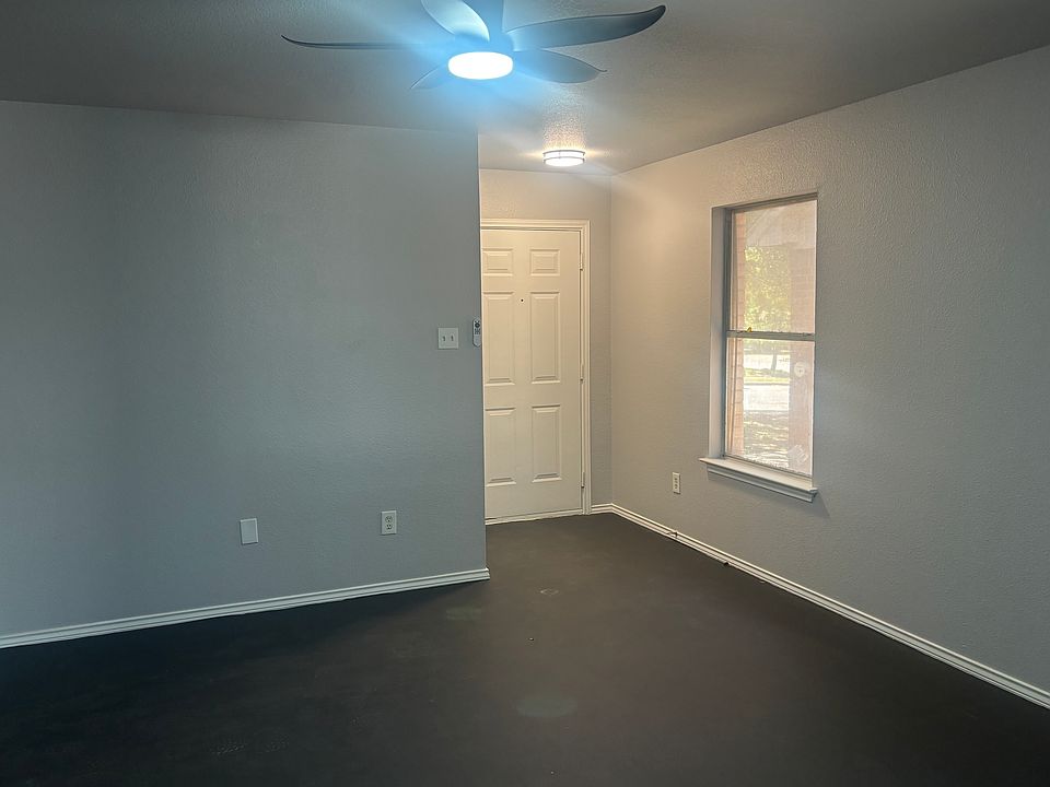 Living Room/Entrance