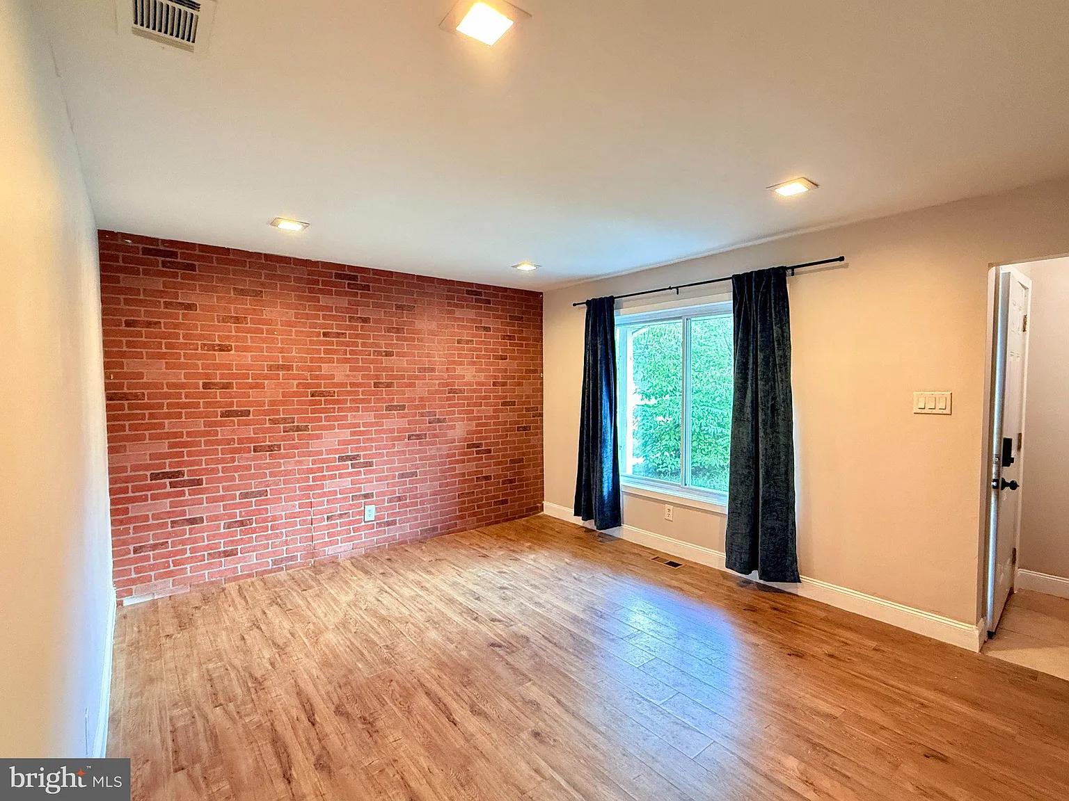 3 bed, 1.5 bath, 1462 sqft, $2,400 — Photo 2