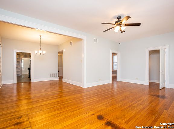 5th image of 127 E Norwood Ct