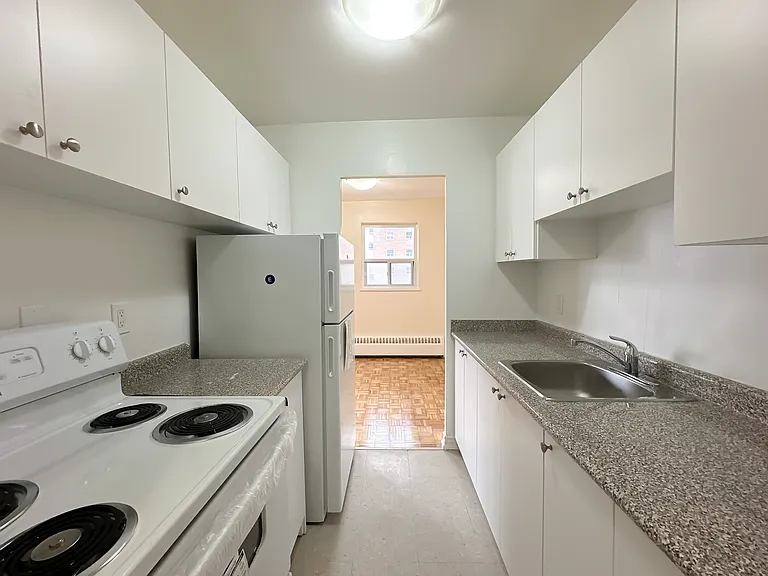 90 Paisley Blvd W — Photo 1
