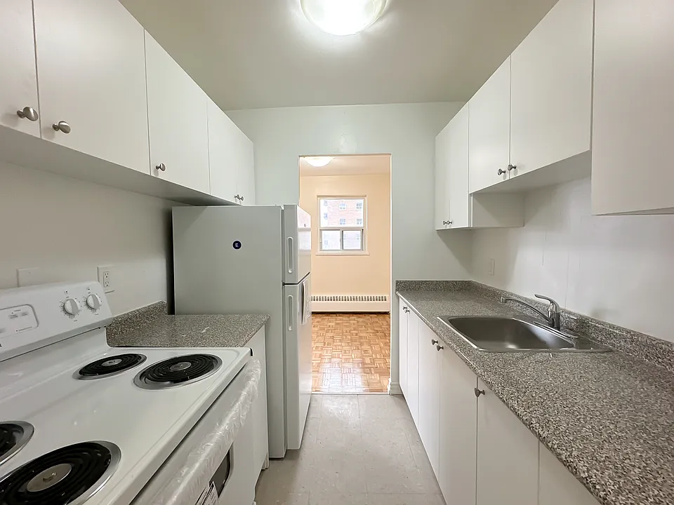 90 Paisley Blvd W