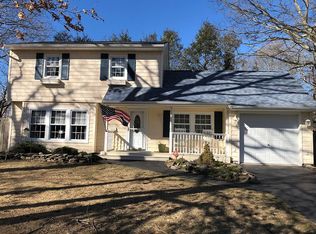 19 Cullen Ln, Middle Island, NY 11953