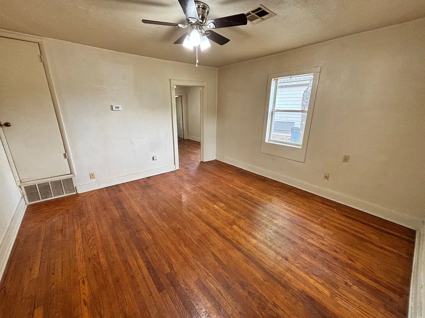 1 or 2 Bedroom, 1-Bathroom Duplex with central heat and air — Photo 4