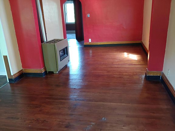 2nd image of 127 Wildwood Pl