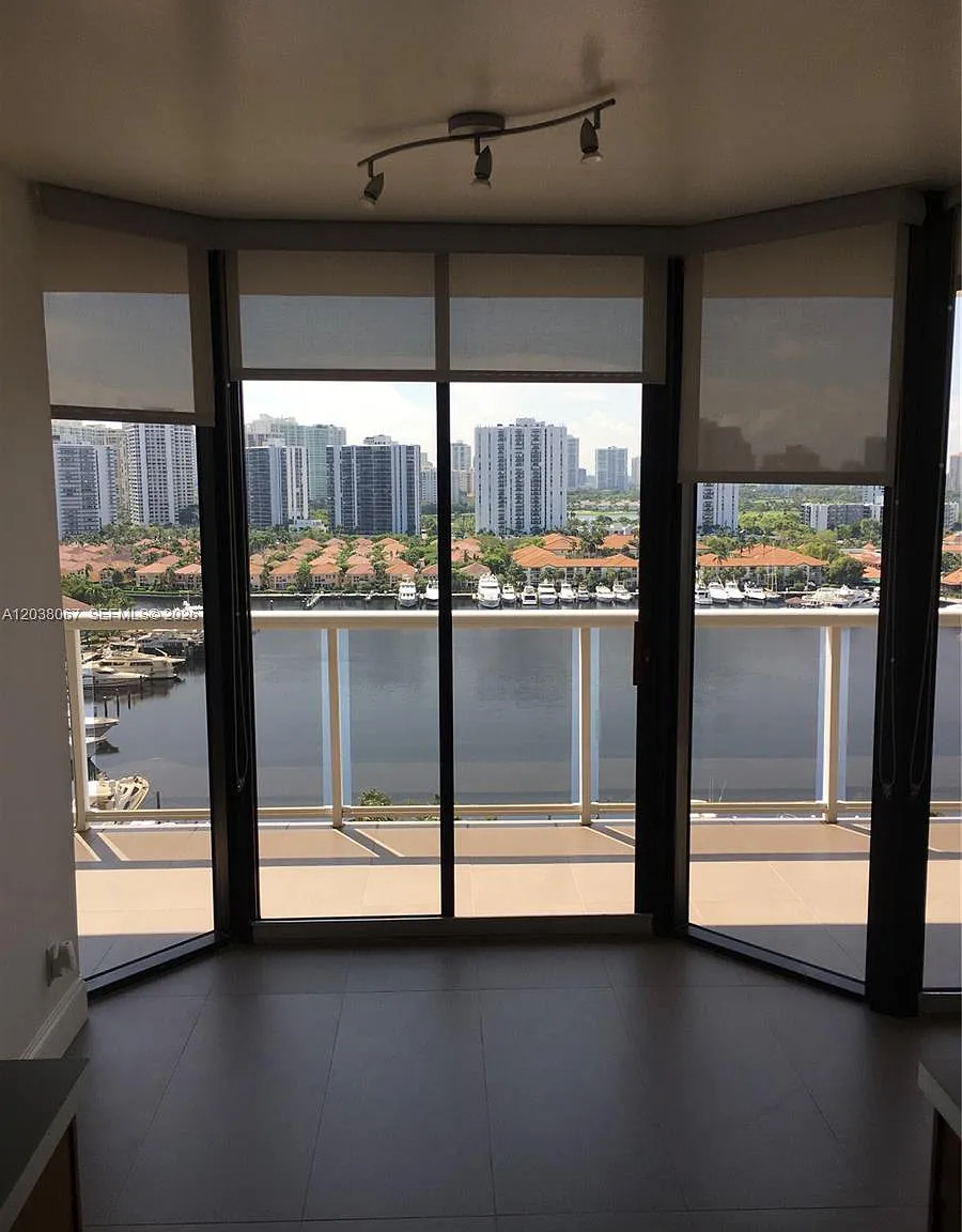 Harborside At The Waterwa — Photo 1