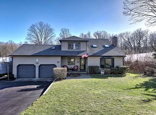 856 W Woods Rd, Hamden, CT 06518