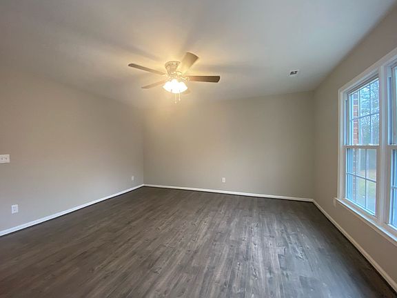 3rd image of 2802 Oak Hill Dr