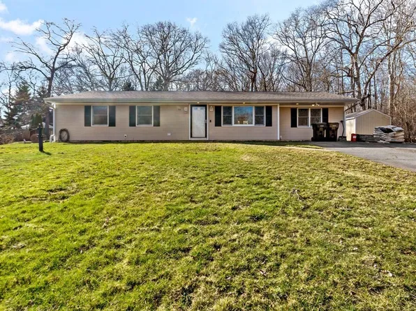 16 Mohawk Dr, Dartmouth, MA 02748