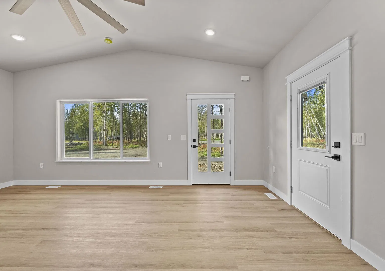 7467 N Paw St. — Photo 4