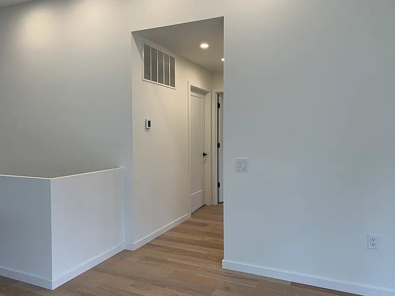 601 E Washington St — Photo 13