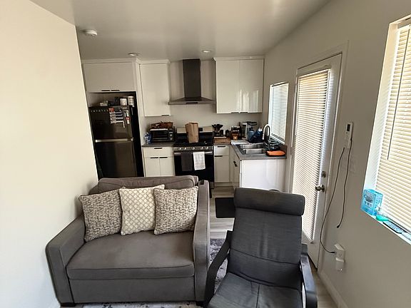 3rd image of 2482 San Francisco Ave #A