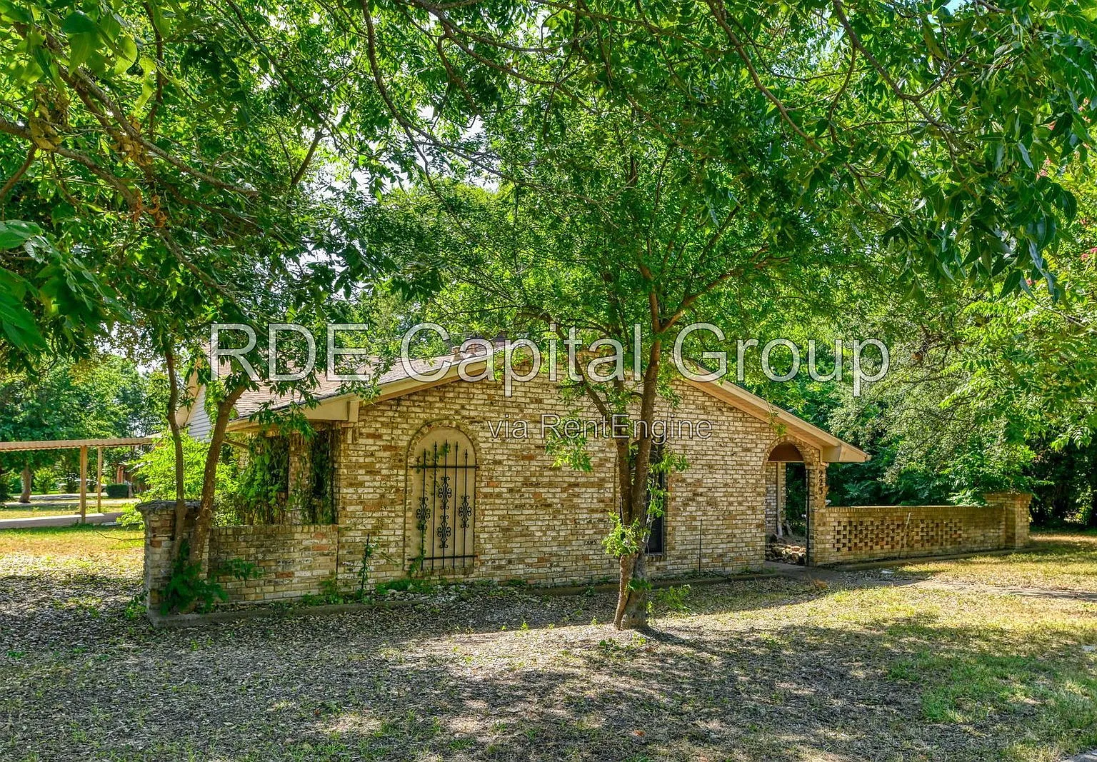 4 bed, 2.0 bath, 2700 sqft, $2,250 — Photo 2