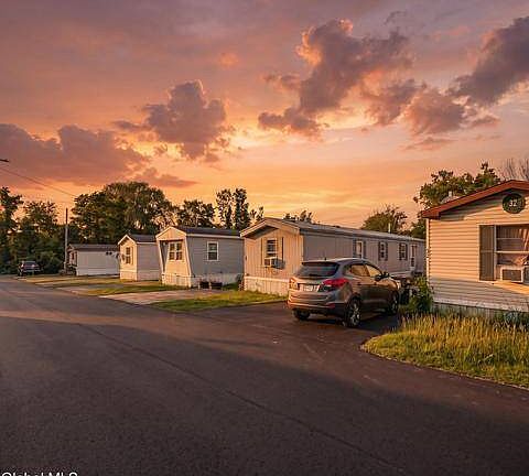 5th image of 40 Meadow Ln