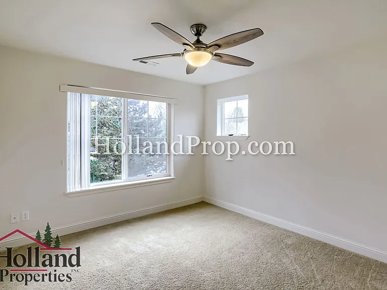 319 NW Wildwood St — Photo 21