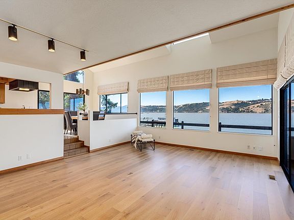 4th image of 598 COVE Way