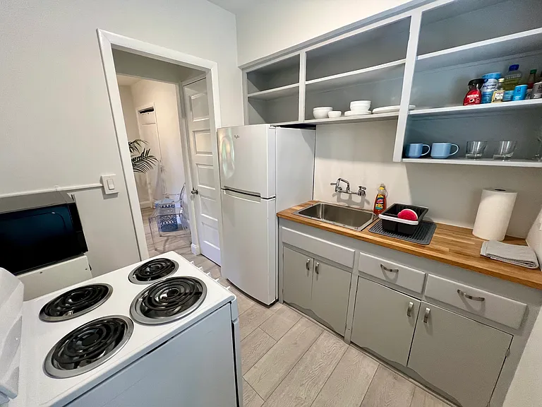 6030 N Bayshore Dr #3 — Photo 8