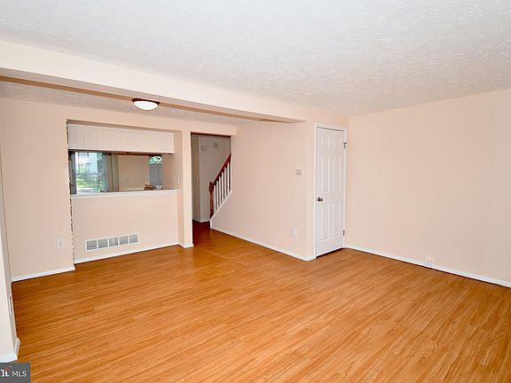 5th image of 222 Canfield Ter