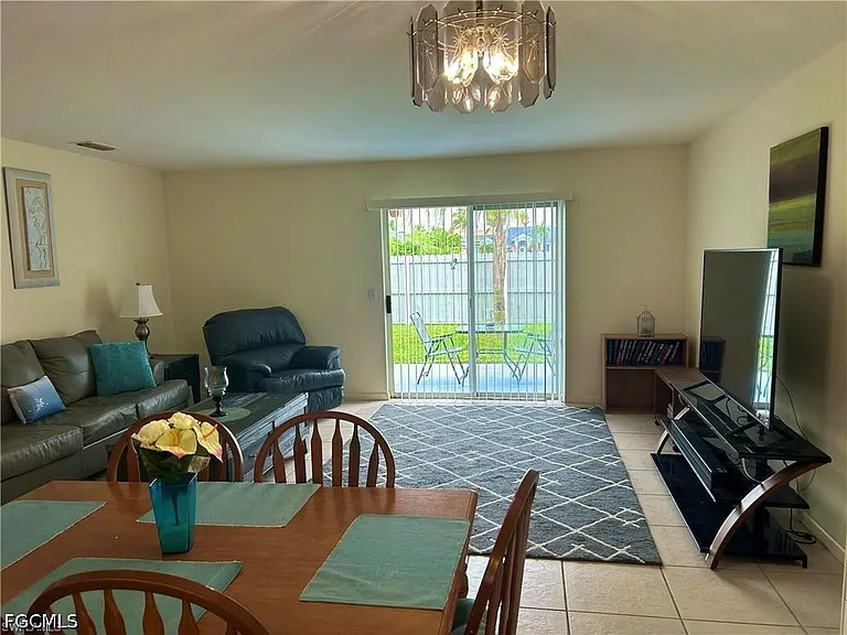 1005 SW 48th Ter #7 — Photo 3