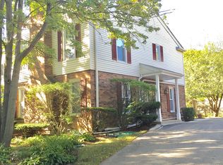 1208 Edgewood Rd, Lake Forest, IL 60045