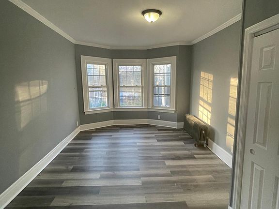 3rd image of 98 Isabella Ave #2