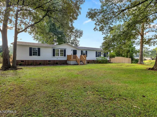 100 Edgewater Lane, Richlands, NC 28574